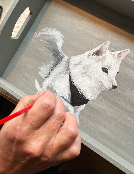MiaArt handmålar bricka med motiv av hund till beställning