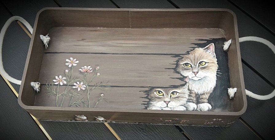 Brun handmålad bricka med kattmotiv