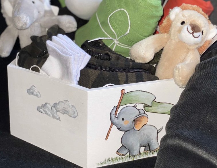Handmålad låda till babyshower med elefanter